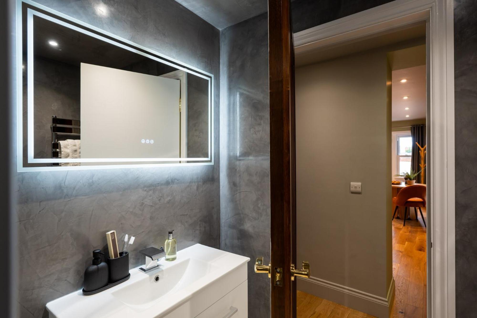 Commandery Vaults - Luxury Apartment In City Centre With Sky Tv Worcester Exteriér fotografie